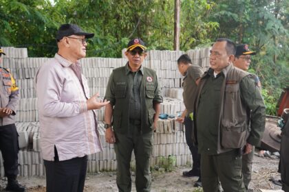Kepala BNPB Suharyanto (topi kacamata hitam) saat memastikan bahan material tersedia untuk pembangunan hunian sementara (huntara) di Kampung Wonosobo, Kecamatan Wih Pesam, Kabupaten Bener Meriah, Provinsi Aceh, Jumat (13/2/2026). Foto: BNPB