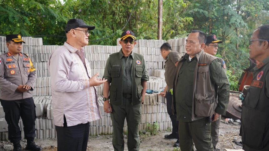 Kepala BNPB Suharyanto (topi kacamata hitam) saat memastikan bahan material tersedia untuk pembangunan hunian sementara (huntara) di Kampung Wonosobo, Kecamatan Wih Pesam, Kabupaten Bener Meriah, Provinsi Aceh, Jumat (13/2/2026). Foto: BNPB