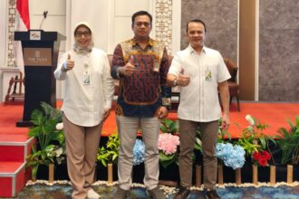 Kakanwil BPJS Ketenagakerjaan DKI Jakarta, Deny Yusyulian (kanan), Kabid Piutang Negara DJKN Kanwil DKI Jakarta, Gatot Muharto (tengah), dan Wakil Kakanwil BPJS Ketenagakerjaan DKI Galuh Santi Utari (kiri). Foto: BPJS Ketenagakerjaan