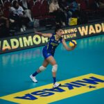 Pemain Jakarta Electric PLN Mobile, Celeste Plak melakukan service saat menghadapi Medan Falcons dalam lanjutan Proliga 2026 putaran kedua yang berlangsung di GOR Utama, Bojonegoro, Jawa Timur, Kamis (12/2/2026). Foto: PLN