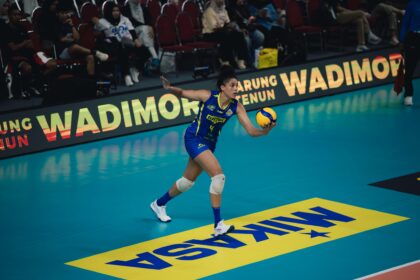 Pemain Jakarta Electric PLN Mobile, Celeste Plak melakukan service saat menghadapi Medan Falcons dalam lanjutan Proliga 2026 putaran kedua yang berlangsung di GOR Utama, Bojonegoro, Jawa Timur, Kamis (12/2/2026). Foto: PLN