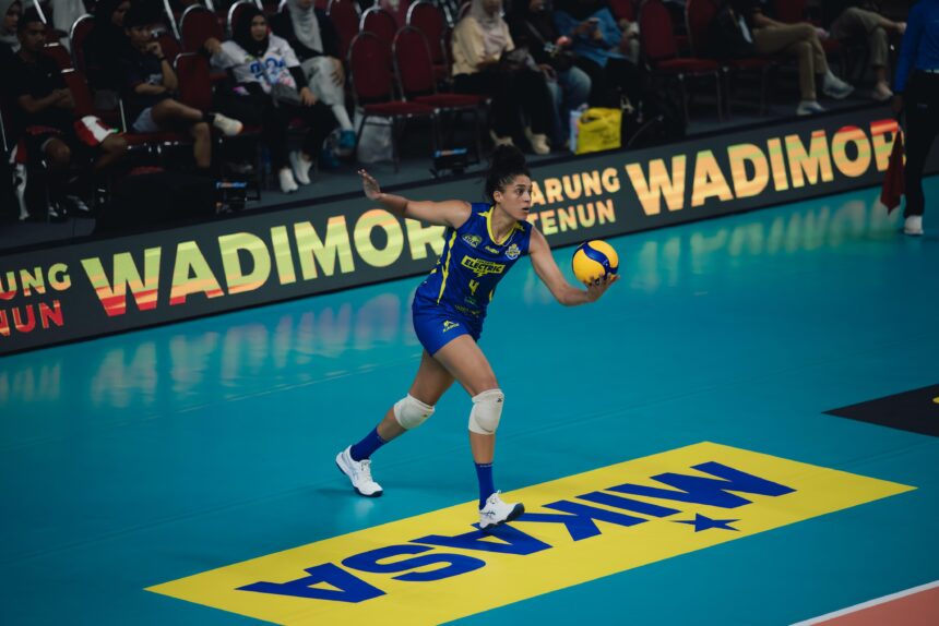 Pemain Jakarta Electric PLN Mobile, Celeste Plak melakukan service saat menghadapi Medan Falcons dalam lanjutan Proliga 2026 putaran kedua yang berlangsung di GOR Utama, Bojonegoro, Jawa Timur, Kamis (12/2/2026). Foto: PLN
