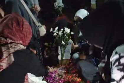 Keluarga besar, sanak saudara, kerabat, dalam suasana duka mengantarkan Ketua Umum (Ketum) Rekat Indonesia, Eka Gumilar, untuk dimakamkan di TPU Cimahpar, Kota Bogor, Jawa Barat, Sabtu (14/2/2026). Sekretaris Jenderal (Sekjen) Rekat Indonesia, Heikal Safar, terlarut dalam duka sangat mendalam dan berdoa untuk Almarhum Eka. Foto: Ist