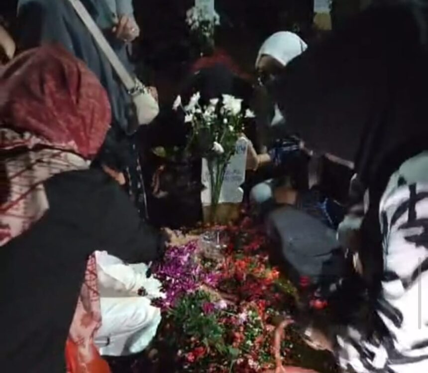 Keluarga besar, sanak saudara, kerabat, dalam suasana duka mengantarkan Ketua Umum (Ketum) Rekat Indonesia, Eka Gumilar, untuk dimakamkan di TPU Cimahpar, Kota Bogor, Jawa Barat, Sabtu (14/2/2026). Sekretaris Jenderal (Sekjen) Rekat Indonesia, Heikal Safar, terlarut dalam duka sangat mendalam dan berdoa untuk Almarhum Eka. Foto: Ist