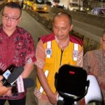 Hardiyanto Kenneth, anggota DPRD DKI Jakarta Fraksi PDI Perjuangan, bersama pimpinan Bina Marga Jakarta dan petugas terkait, usai melakukan sidak di Flyover Pesing, Jakarta Barat, setelah mendapat banyak pengaduan dari masyarakat terkait jalan rusak dan berlubang, Kamis (5/2/2026) malam. Foto: Ist
