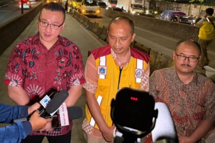 Hardiyanto Kenneth, anggota DPRD DKI Jakarta Fraksi PDI Perjuangan, bersama pimpinan Bina Marga Jakarta dan petugas terkait, usai melakukan sidak di Flyover Pesing, Jakarta Barat, setelah mendapat banyak pengaduan dari masyarakat terkait jalan rusak dan berlubang, Kamis (5/2/2026) malam. Foto: Ist