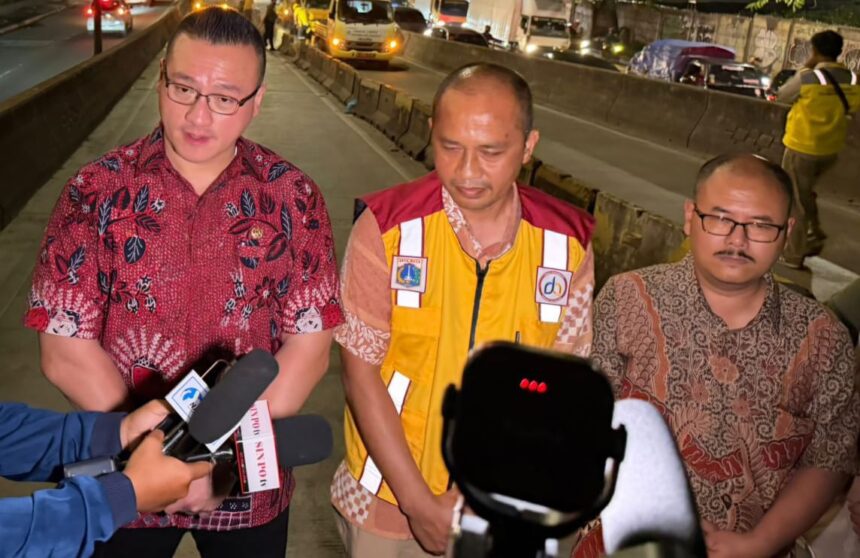 Hardiyanto Kenneth, anggota DPRD DKI Jakarta Fraksi PDI Perjuangan, bersama pimpinan Bina Marga Jakarta dan petugas terkait, usai melakukan sidak di Flyover Pesing, Jakarta Barat, setelah mendapat banyak pengaduan dari masyarakat terkait jalan rusak dan berlubang, Kamis (5/2/2026) malam. Foto: Ist