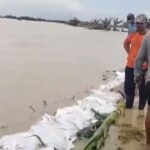 Petugas gabungan memonitoring usai memperkuat tanggul sungai menggunakan kantong berisi pasir di Desa Gubug, Kecamatan Gubug, Kabupaten Grobogan, Jawa Tengah, Senin (16/2/2026). Foto: Ist