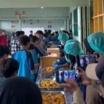 SPPG Gunungpuyuh Karamat menyajikan Makan Bergizi Gratis dengan konsep prasmanan di SMPN 4 Kota Sukabumi. Siswa antusias antre, bebas pilih menu favorit mulai dari ayam katsu hingga buah segar. Foto: TikTok @rantasmedia