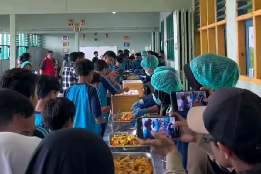 SPPG Gunungpuyuh Karamat menyajikan Makan Bergizi Gratis dengan konsep prasmanan di SMPN 4 Kota Sukabumi. Siswa antusias antre, bebas pilih menu favorit mulai dari ayam katsu hingga buah segar. Foto: TikTok @rantasmedia