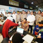 Kapolri Jenderal Listyo Sigit Prabowo dan jajaran, saat melakukan donor darah dalam rangkaian kegiatan bakti sosial digelar Konfederasi Serikat Pekerja Seluruh Indonesia (KSPSI) di Lapangan PT Victory Ching Luh Indonesia, Tangerang, Banten, Senin (16/2/2026). Foto: Ist