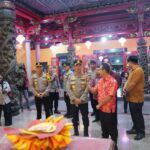 Kapolda Sumatera Selatan, Irjen Sandi Nugroho didampingi Wakapolda, Pejabat Utama (PJU) Polda Sumsel dan Kapolrestabes Palembang saat meninjau langsung pelaksanaan pengamanan di klenteng di Kota Palembang, Senin (16/2/2026) malam. Foto: Ist