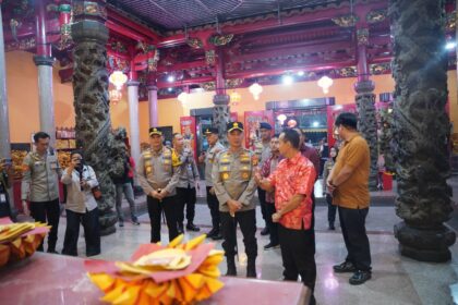 Kapolda Sumatera Selatan, Irjen Sandi Nugroho didampingi Wakapolda, Pejabat Utama (PJU) Polda Sumsel dan Kapolrestabes Palembang saat meninjau langsung pelaksanaan pengamanan di klenteng di Kota Palembang, Senin (16/2/2026) malam. Foto: Ist