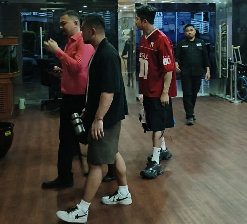 Operasi penindakan Kantor Imigrasi Jakarta Selatan (Kanim Jaksel) gabungan Tim Pengawasan Orang Asing (Tim Pora) bekerja sama dengan Pomdam Jaya, menyasar tempat hiburan malam di wilayah Kuningan, Setiabudi, Jaksel, Minggu (15/2/2026) dini hari. Foto: Ist