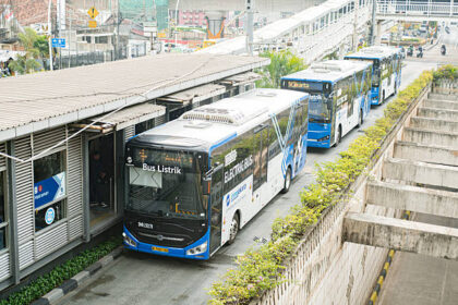 Ilustrasi TransJakarta izinkan penumpang berbuka puasa di dalam bus saat maghrib, maksimal 10 menit dan hanya makanan ringan. Foto: Istock @cindy felita