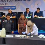 Kepala Pusat Laboratorium Narkotika BNN RI, Brigjen Supiyanto dan jajaran, memimpin uji laboratorium terhadap barang bukti sejumlah narkotika dan sampel liquid beredar di pasaran diduga mengandung narkotika. Uji sampel dilakukan di Gedung BNN RI, Cawang Jakarta Timur, Rabu (18/2/2026). Foto: Joesvicar Iqbal/ipol.id