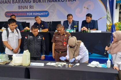Kepala Pusat Laboratorium Narkotika BNN RI, Brigjen Supiyanto dan jajaran, memimpin uji laboratorium terhadap barang bukti sejumlah narkotika dan sampel liquid beredar di pasaran diduga mengandung narkotika. Uji sampel dilakukan di Gedung BNN RI, Cawang Jakarta Timur, Rabu (18/2/2026). Foto: Joesvicar Iqbal/ipol.id