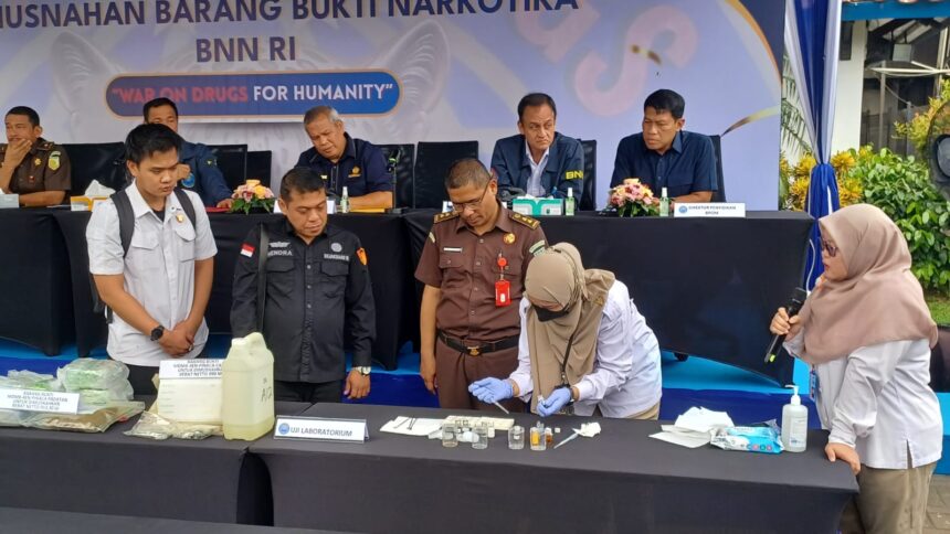 Kepala Pusat Laboratorium Narkotika BNN RI, Brigjen Supiyanto dan jajaran, memimpin uji laboratorium terhadap barang bukti sejumlah narkotika dan sampel liquid beredar di pasaran diduga mengandung narkotika. Uji sampel dilakukan di Gedung BNN RI, Cawang Jakarta Timur, Rabu (18/2/2026). Foto: Joesvicar Iqbal/ipol.id