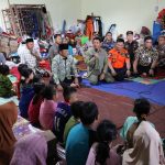 Kepala Badan Nasional Penanggulangan Bencana (BNPB) Letjen TNI Suharyanto (kemeja hijau dan rompi hijau) saat berdialog dengan warga terdampak di pos pengungsian Desa Padasari, Kecamatan Jatinegara, Kabupaten Tegal, Jawa Tengah, Rabu (19/2/2026). Foto: Ist