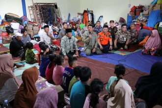 Kepala Badan Nasional Penanggulangan Bencana (BNPB) Letjen TNI Suharyanto (kemeja hijau dan rompi hijau) saat berdialog dengan warga terdampak di pos pengungsian Desa Padasari, Kecamatan Jatinegara, Kabupaten Tegal, Jawa Tengah, Rabu (19/2/2026). Foto: Ist