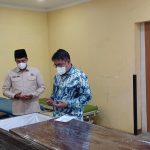 Direktur Jenderal Pemberdayaan KP2MI, Muhammad Fahri Laku didampingi Kepala Balai Pelayanan dan Pelindungan Pekerja Migran Indonesia (BP3MI) DKI Jakarta, Kombes Arman Muiz, mendoakan almarhumah Pekerja Migran Indonesia asal Sumbawa, Nusa Tenggara Barat, Ningsihati Binti Ayun Mufrin di kamar jenazah Rumah Sakit Polri Kramat Jati, Jakarta Timur, Kamis (19/2/2026). Foto: Joesvicar Iqbal/ipol.id