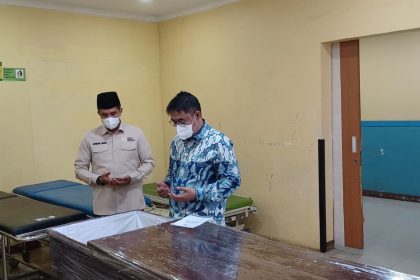 Direktur Jenderal Pemberdayaan KP2MI, Muhammad Fahri Laku didampingi Kepala Balai Pelayanan dan Pelindungan Pekerja Migran Indonesia (BP3MI) DKI Jakarta, Kombes Arman Muiz, mendoakan almarhumah Pekerja Migran Indonesia asal Sumbawa, Nusa Tenggara Barat, Ningsihati Binti Ayun Mufrin di kamar jenazah Rumah Sakit Polri Kramat Jati, Jakarta Timur, Kamis (19/2/2026). Foto: Joesvicar Iqbal/ipol.id