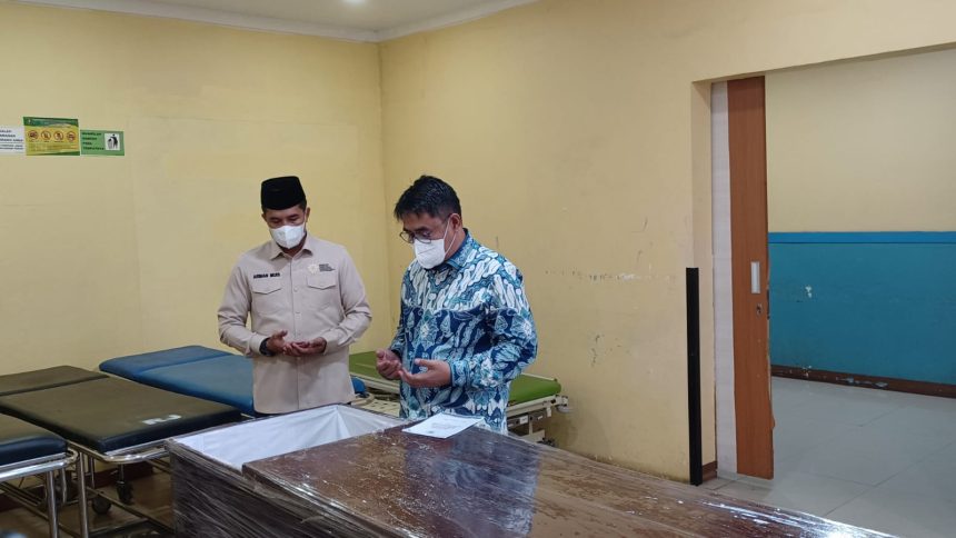 Direktur Jenderal Pemberdayaan KP2MI, Muhammad Fahri Laku didampingi Kepala Balai Pelayanan dan Pelindungan Pekerja Migran Indonesia (BP3MI) DKI Jakarta, Kombes Arman Muiz, mendoakan almarhumah Pekerja Migran Indonesia asal Sumbawa, Nusa Tenggara Barat, Ningsihati Binti Ayun Mufrin di kamar jenazah Rumah Sakit Polri Kramat Jati, Jakarta Timur, Kamis (19/2/2026). Foto: Joesvicar Iqbal/ipol.id