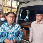 Direktur Jenderal Pemberdayaan KP2MI, Muhammad Fahri didampingi Kepala Balai Pelayanan dan Pelindungan Pekerja Migran Indonesia (BP3MI) DKI Jakarta, Kombes Arman Mugis, beserta jajaran saat dilakukan pemulasaran dan pemulangan jenazah Pekerja Migran Indonesia (PMI) atas nama Ningsihati ke Sumbawa, Nusa Tenggara Barat di Rumah Sakit Polri Kramatjati, Jakarta Timur, Kamis (19/2/2026) sore. Foto: Joesvicar Iqbal/ipol.id