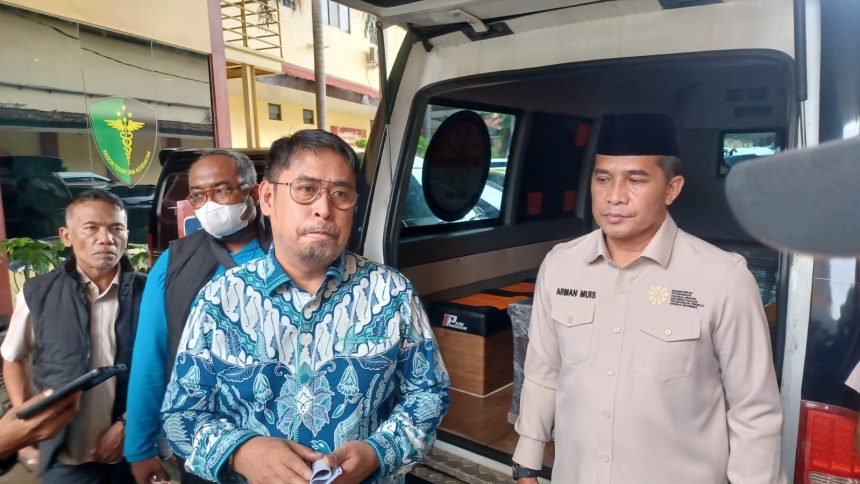 Direktur Jenderal Pemberdayaan KP2MI, Muhammad Fahri didampingi Kepala Balai Pelayanan dan Pelindungan Pekerja Migran Indonesia (BP3MI) DKI Jakarta, Kombes Arman Mugis, beserta jajaran saat dilakukan pemulasaran dan pemulangan jenazah Pekerja Migran Indonesia (PMI) atas nama Ningsihati ke Sumbawa, Nusa Tenggara Barat di Rumah Sakit Polri Kramatjati, Jakarta Timur, Kamis (19/2/2026) sore. Foto: Joesvicar Iqbal/ipol.id