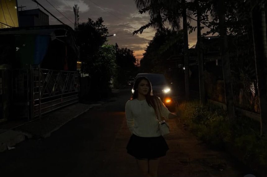 Ardhito Pramono unggah potret manis Davina Karamoy dengan latar matahari terbenam dan doa agar kisah mereka langgeng sampai akhir hayat. Foto: IG @ardhitopramono