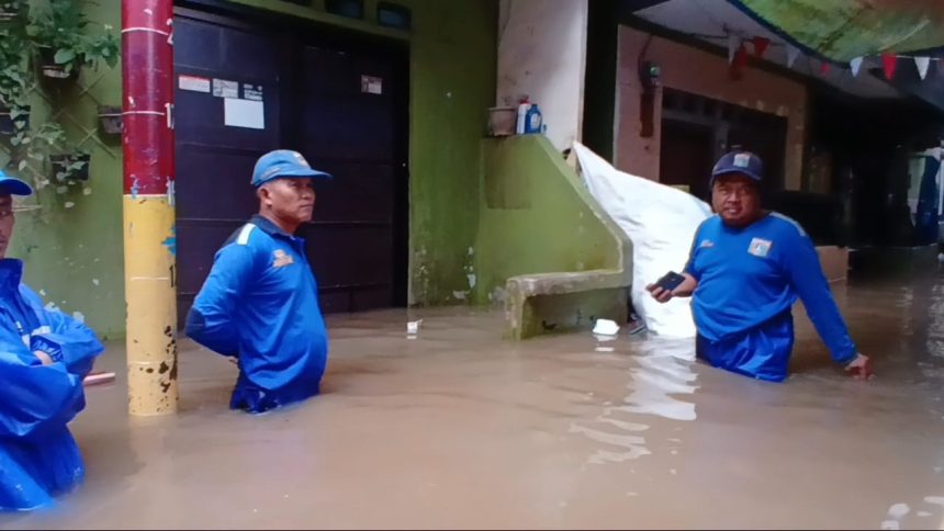 Kondisi permukiman warga Kebon Pala, Kampung Melayu, Jakarta Timur, kembali terendam dengan ketinggian air mencapai hampir 120 sentimeter (cm), Jumat (20/2/2026) pagi. Foto: Ist