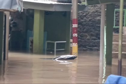 Kondisi permukiman warga Kebon Pala, Kampung Melayu, Jakarta Timur, kembali terendam dengan ketinggian air mencapai hampir 120 sentimeter (cm), Jumat (20/2/2026). Foto: Ist