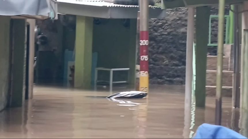 Kondisi permukiman warga Kebon Pala, Kampung Melayu, Jakarta Timur, kembali terendam dengan ketinggian air mencapai hampir 120 sentimeter (cm), Jumat (20/2/2026). Foto: Ist