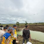 Kepala Badan Nasional Penanggulangan Bencana (BNPB) Suharyanto (kemeja hijau dan rompi hijau) saat meninjau progres perbaikan tanggul di Desa Tinanding, Kecamatan Kebonagung, Kabupaten Grobogan, Jawa Tengah, Jumat (20/2/2026). Foto: Ist