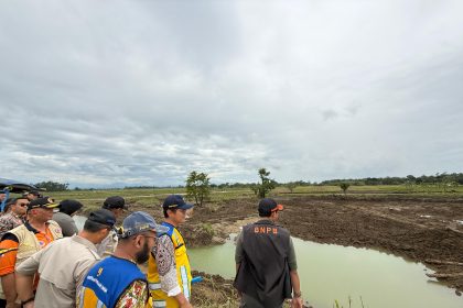 Kepala Badan Nasional Penanggulangan Bencana (BNPB) Suharyanto (kemeja hijau dan rompi hijau) saat meninjau progres perbaikan tanggul di Desa Tinanding, Kecamatan Kebonagung, Kabupaten Grobogan, Jawa Tengah, Jumat (20/2/2026). Foto: Ist