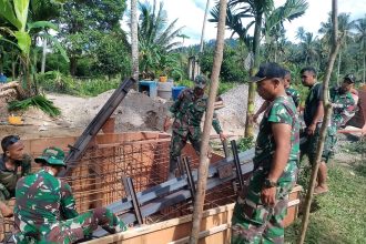 Pembangunan jembatan gantung di Jorong Tanah Tingkah, Nagari Sungai Rimbang, Kecamatan Suliki, Kabupaten Lima Puluh Kota. Foto: Dispenad