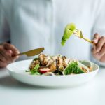 Pilih karbohidrat kompleks, perbanyak serat, dan tetap terapkan gizi seimbang agar energi stabil seharian. Foto: Istock @Farknot_Architect