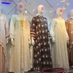 Istilah “gamis bini orang” ramai di TikTok dan langsung bikin Tanah Abang diserbu pembeli. Modelnya elegan, potongannya rapi, warna-warnanya dewasa jadi incaran buat tampil anggun saat Lebaran. Foto: TikTok @are_6689