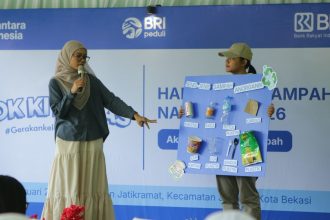 BRI Peduli “Yok Kita Gas” dilaksanakan melalui kegiatan edukasi dan sosialisasi pengelolaan sampah di Bank Sampah Cantik Resik yang terletak di Kelurahan Jatikramat, Kota Bekasi, Jawa Barat. Foto: Dok BRI