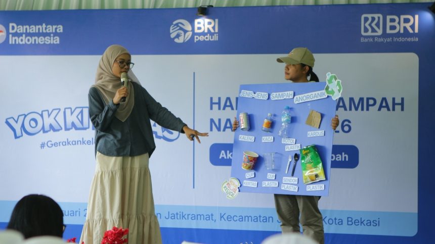 BRI Peduli “Yok Kita Gas” dilaksanakan melalui kegiatan edukasi dan sosialisasi pengelolaan sampah di Bank Sampah Cantik Resik yang terletak di Kelurahan Jatikramat, Kota Bekasi, Jawa Barat. Foto: Dok BRI