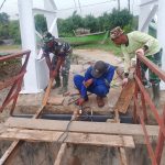 Proses rehabilitasi Jembatan Gantung Perintis Garuda yang melintasi Sungai Dogang di Desa Dogang, Kecamatan Gebang, Kabupaten Langkat, Jumat (20/2/2026). Foto: Dispenad