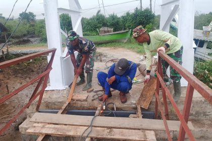 Proses rehabilitasi Jembatan Gantung Perintis Garuda yang melintasi Sungai Dogang di Desa Dogang, Kecamatan Gebang, Kabupaten Langkat, Jumat (20/2/2026). Foto: Dispenad