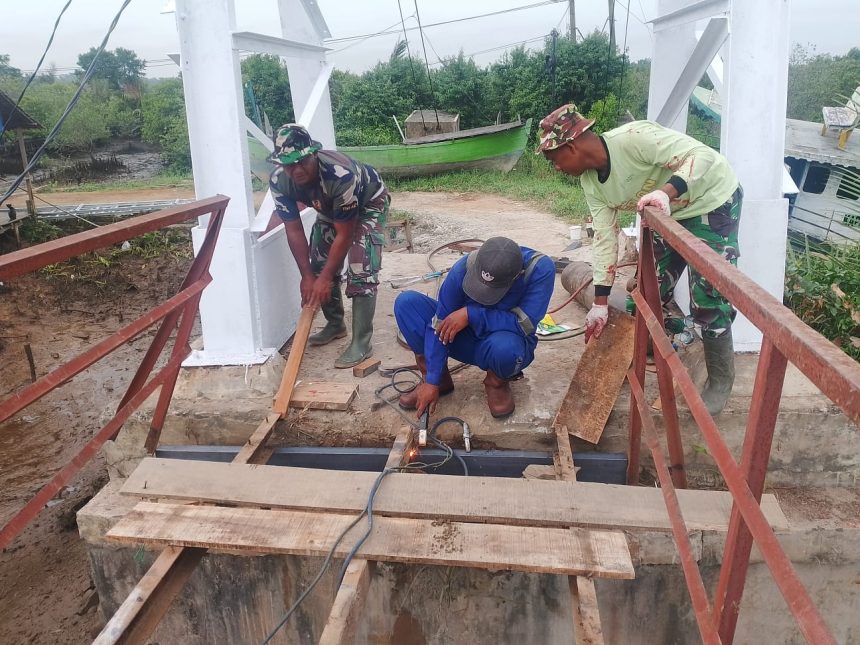 Proses rehabilitasi Jembatan Gantung Perintis Garuda yang melintasi Sungai Dogang di Desa Dogang, Kecamatan Gebang, Kabupaten Langkat, Jumat (20/2/2026). Foto: Dispenad