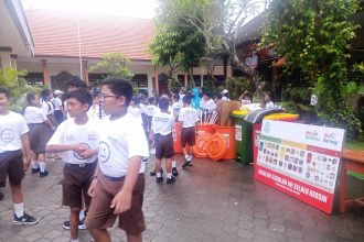 Sejak awal Februari, BNI bersama komunitas lingkungan Malu Dong berhasil mengangkut 423 kilogram sampah yang didominasi limbah plastik dari kawasan Pantai Mertasari, Sanur, Bali. Foto: Dok BNI