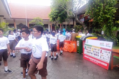 Sejak awal Februari, BNI bersama komunitas lingkungan Malu Dong berhasil mengangkut 423 kilogram sampah yang didominasi limbah plastik dari kawasan Pantai Mertasari, Sanur, Bali. Foto: Dok BNI