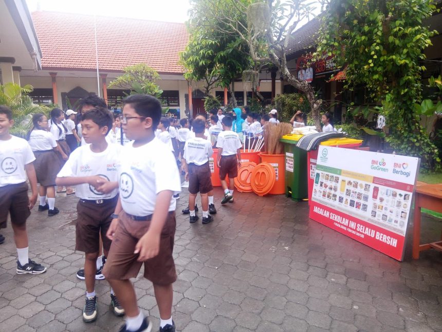 Sejak awal Februari, BNI bersama komunitas lingkungan Malu Dong berhasil mengangkut 423 kilogram sampah yang didominasi limbah plastik dari kawasan Pantai Mertasari, Sanur, Bali. Foto: Dok BNI