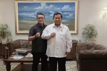 Eks anggota Tim Mawar Kopassus, Fauka Noor Farid saat bersama Presiden Republik Indonesia, Prabowo Subianto. Foto: Ist