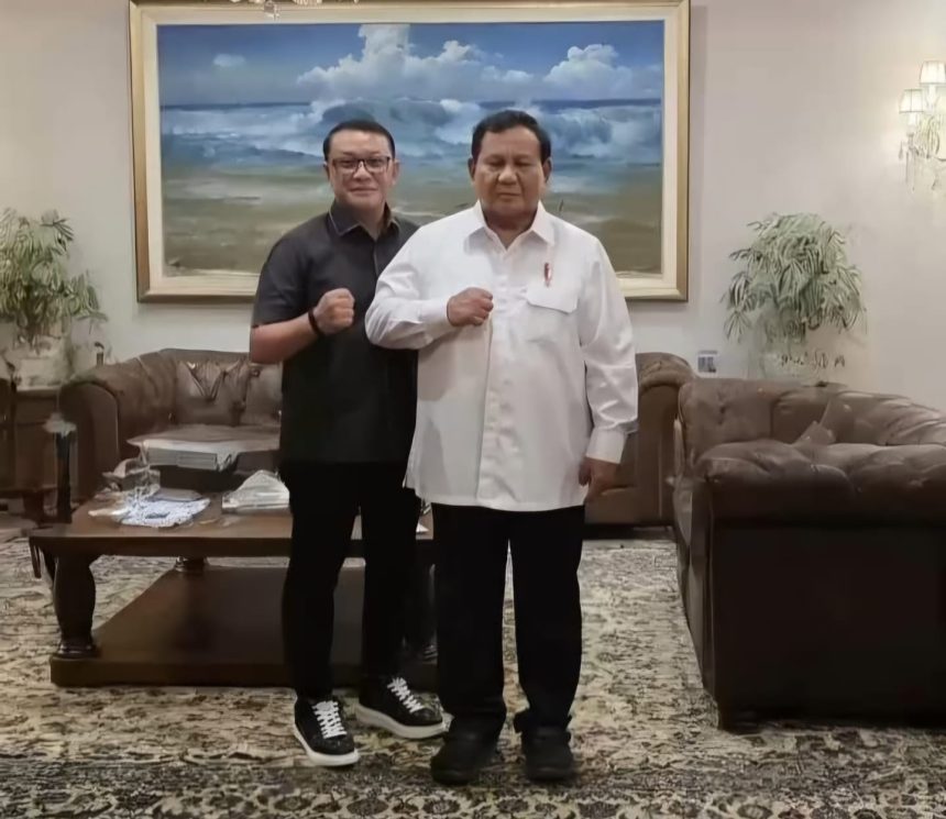 Eks anggota Tim Mawar Kopassus, Fauka Noor Farid saat bersama Presiden Republik Indonesia, Prabowo Subianto. Foto: Ist