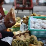 Ilustrasi, Balai Besar Pengawas Obat dan Makanan Jakarta mengingatkan warga agar lebih teliti saat membeli takjil. Foto: Istock @Muchamad Zaenuri