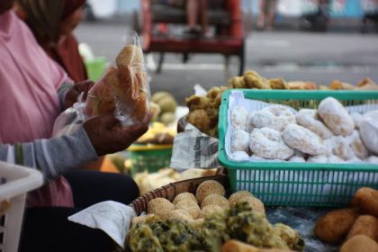 Ilustrasi, Balai Besar Pengawas Obat dan Makanan Jakarta mengingatkan warga agar lebih teliti saat membeli takjil. Foto: Istock @Muchamad Zaenuri